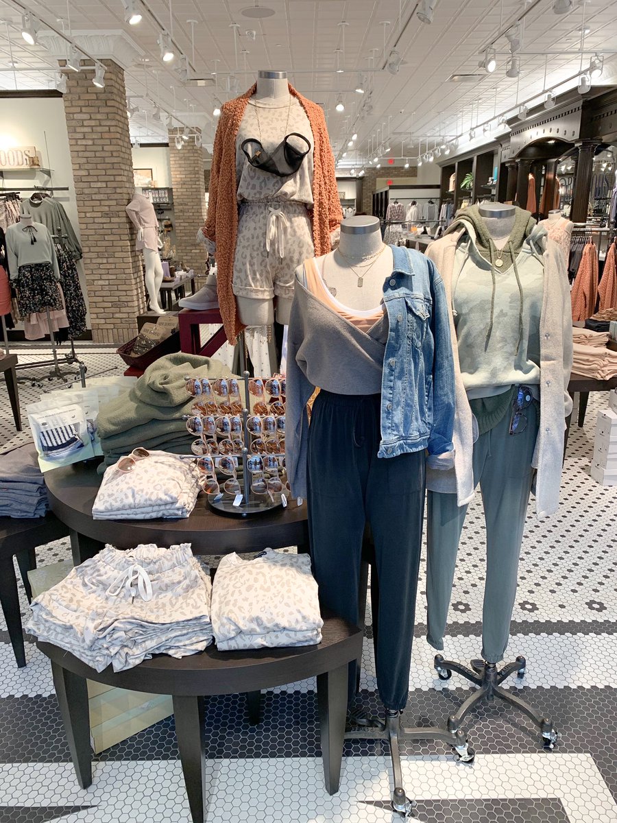 Anyone else using this Midwest snowstorm as an excuse to lay around in loungewear all day!? 🙋‍♀️❄️☕️

Shop new cozies at the link in our bio! #drygoods #drygoodsusa #cozy #loungewear