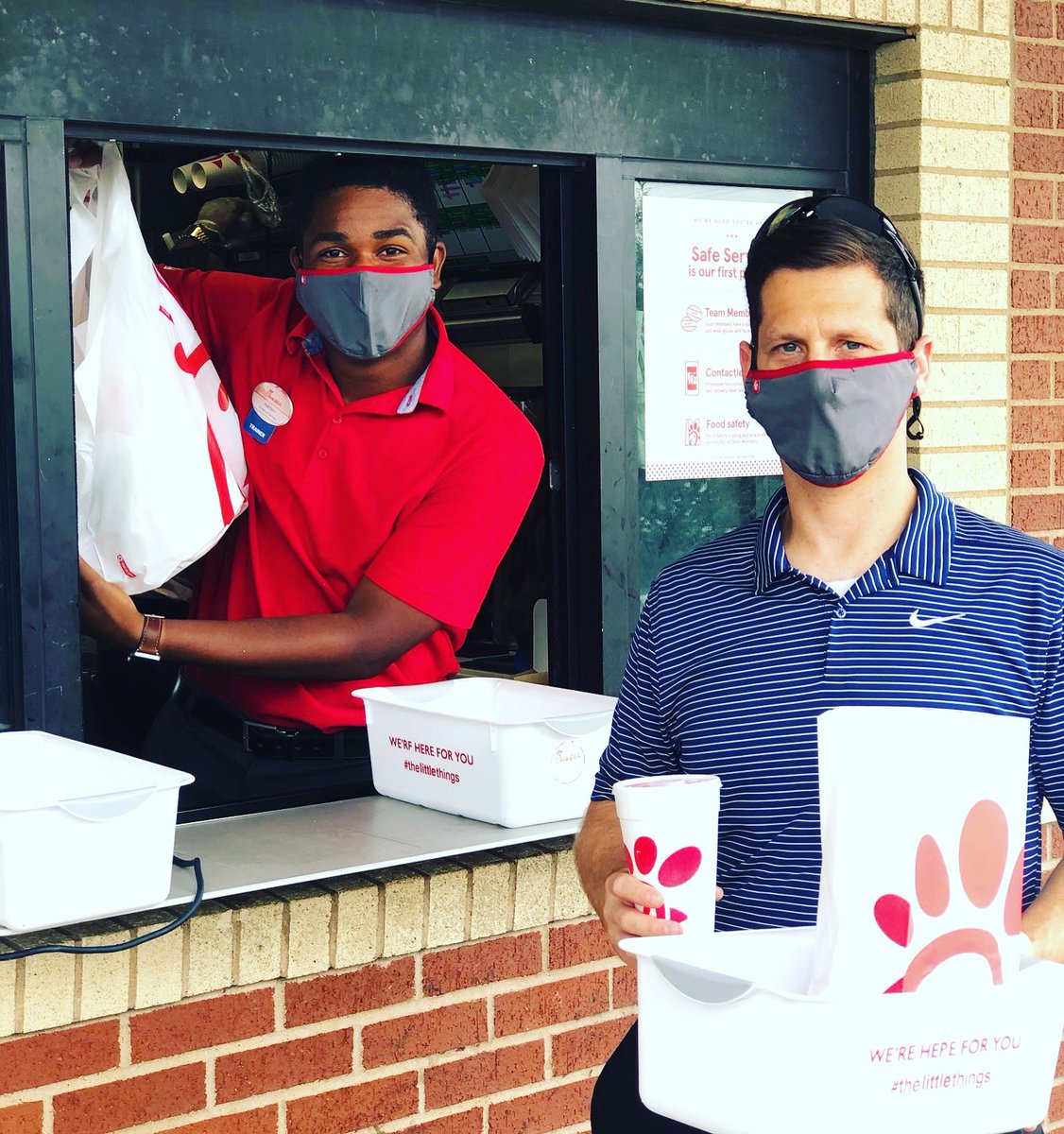 📱MOBILE MONDAY📱
Heading in to the week with a TREAT 🙌🏽
Drive -thru mobile orders this week,
MONDAY-FRIDAY between
.
.
6️⃣-8️⃣am
1️⃣2️⃣-1️⃣pm
6️⃣-7️⃣pm
will receive a FREE TREAT 👏🏽 🐮 #CFA #chickfilaredoak #drivethru #freetreat #chickfilaoneapp #eatmorchikin