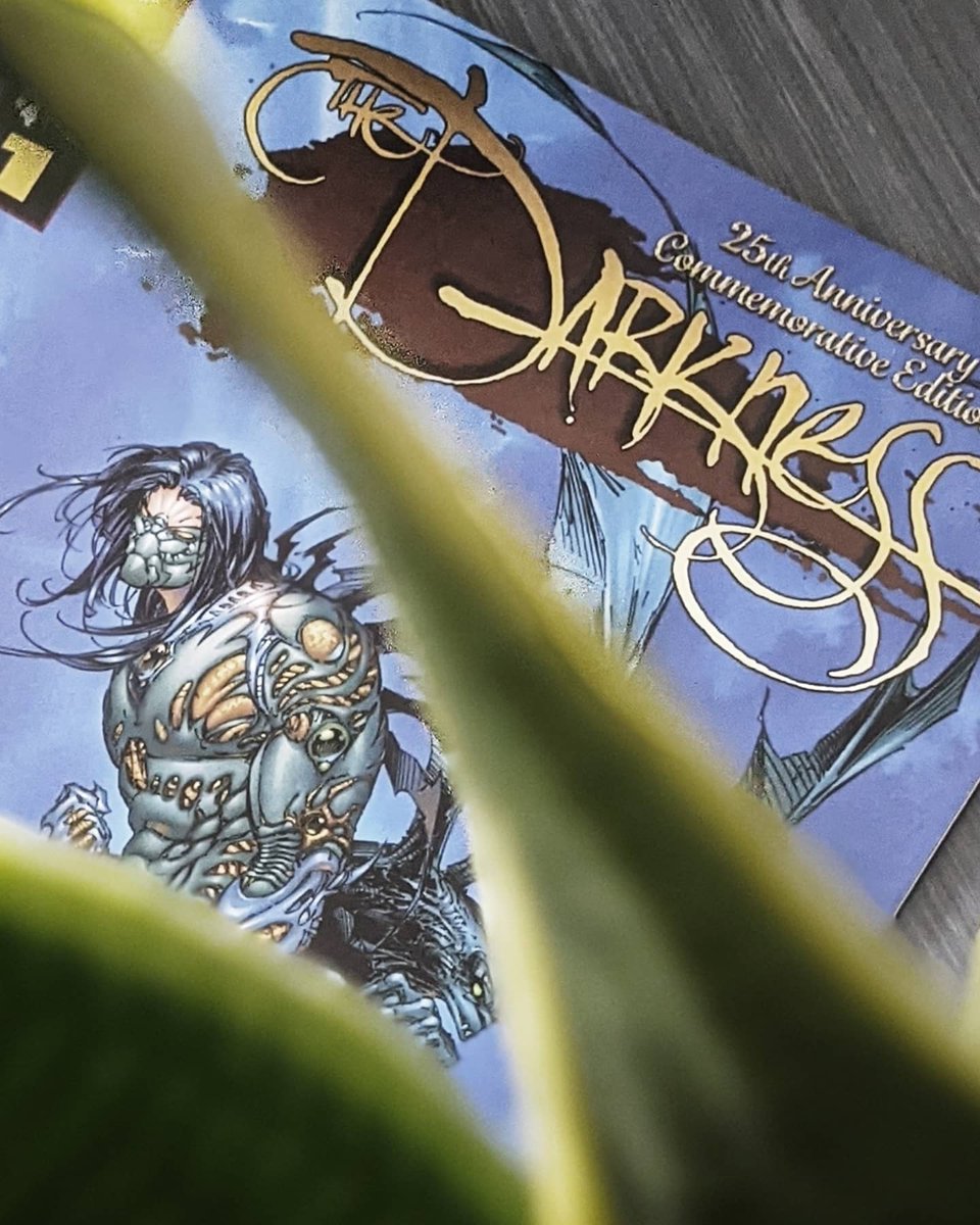 Recently, it was the 25th Anniversary for one of my favourite comic books of all time, The Darkness. I absolutely loved the video games (@2K make a third please) and the comics are amazing! I miss Jackie Estacado 
#topcowcomics #thedarknesscomic #embracethedarkness #ComicArt