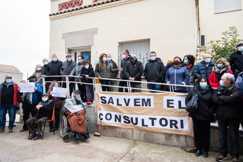 ajtarroja's tweet photo. Amb la decisió unilateral de Salut del trasllat del metge de #Tarroja #Segarra al CAP Cervera, avui hem manifestat la nostra disconformitat. Es una discriminació vers municipis afectats. Així treballem contra despoblament? @ajtarroja @eapcervera @govern @salutcat @ComarquesPonent https://t.co/3ySc29bIij