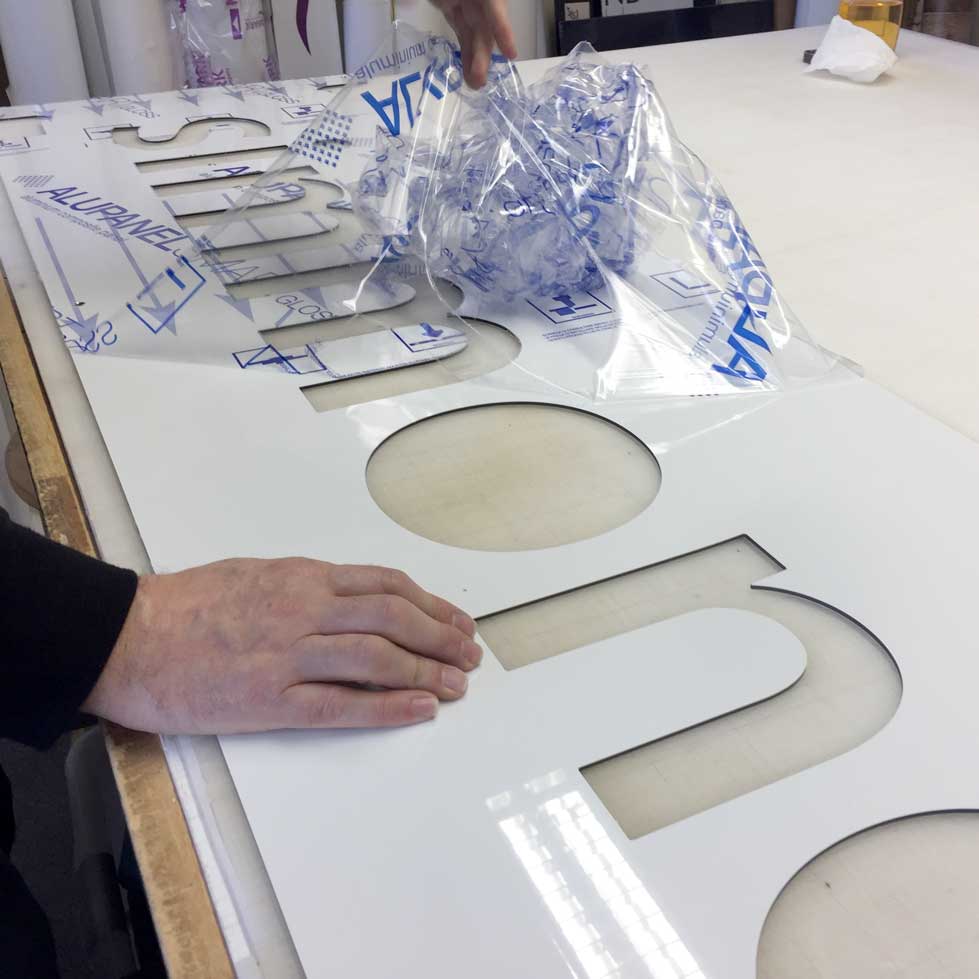 signcompanyeg's tweet photo. Fret Cut Logo Sign for Simmonds Estates - Godstone #fretcut #signs #signage #aluminium #shopfront #fascia #illuminated #LED #traysign #Godstone #Surrey #EastGrinstead #advertising #branding #OfficeSpace #officeoutfit https://t.co/mamkSYOZ1p