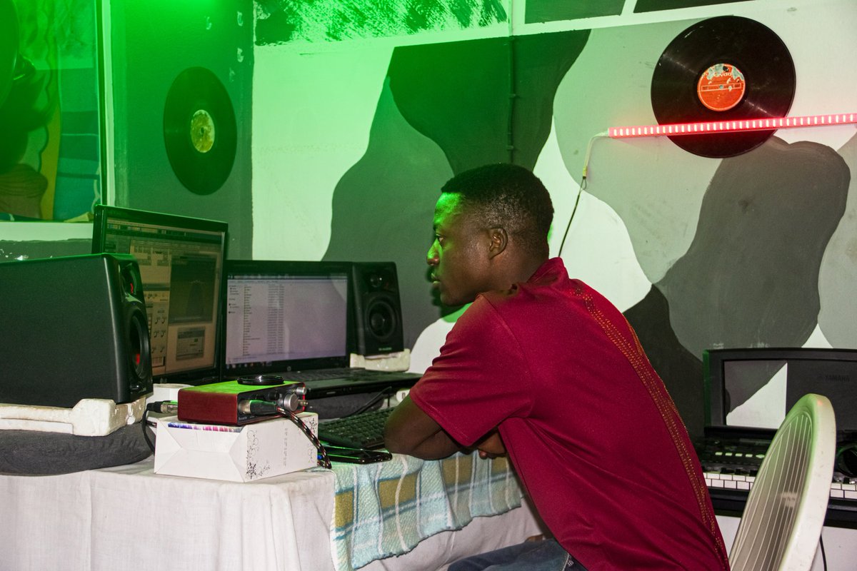 DBengold's tweet photo. Dessy Bengold ur Favorite Producer. Gr33pTyt Studios ur Favorite Producer Bando. Call 08065251992, Jos Nigeria.
Godly Remix. Link Below 👇☎️
https://t.co/f27SQo8UUb

#omahlay #Davido #Trending 
@Omah_Lay @DONJAZZY @davido @cuppymusic @fireboydml @iRuntown @1RealJoeyB https://t.co/xCyhOCAnY7