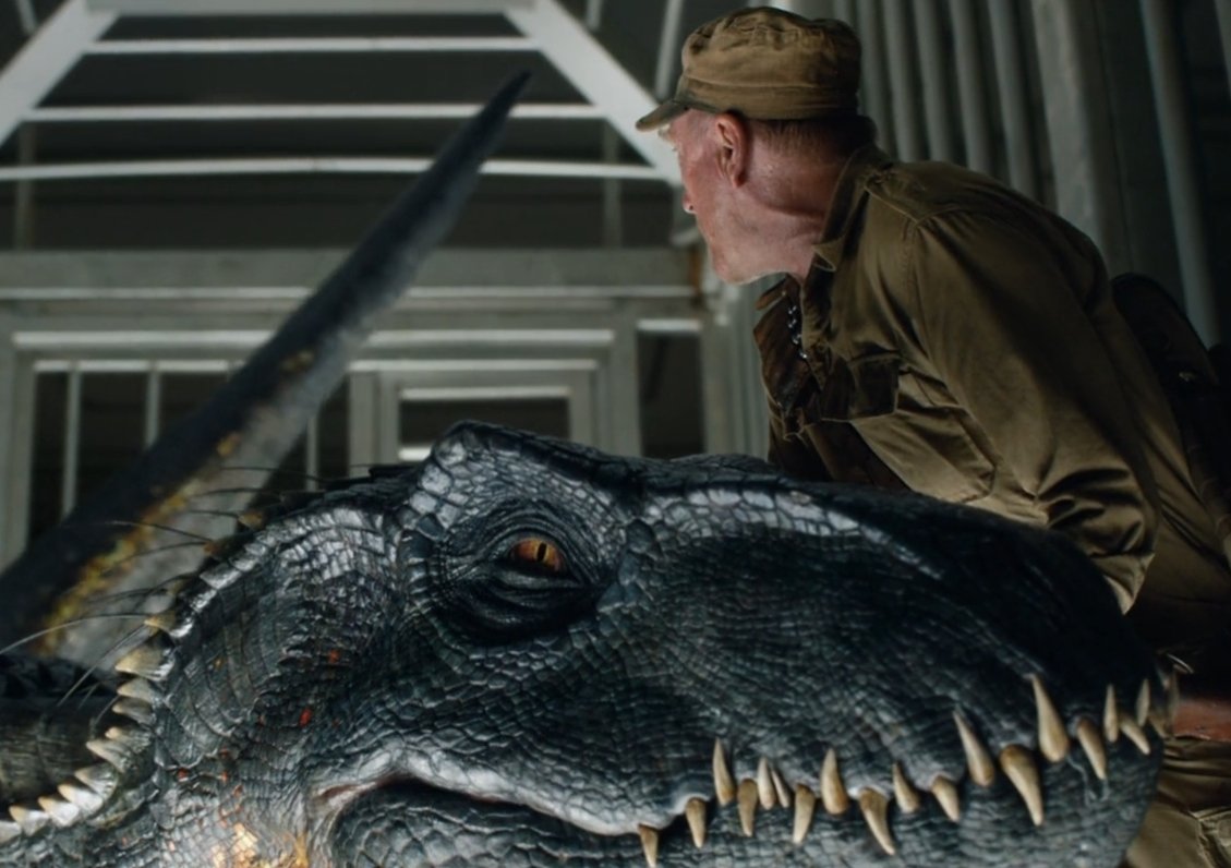 [9/19] Many people find it odd to the Indoraptor to smile but in fact, right before the Auction, Indoraptor would've been abused by Mills' mercs, being electrocuted and having them laughing about it, the Indoraptor would learn that and express this psycho/abusive behavior later