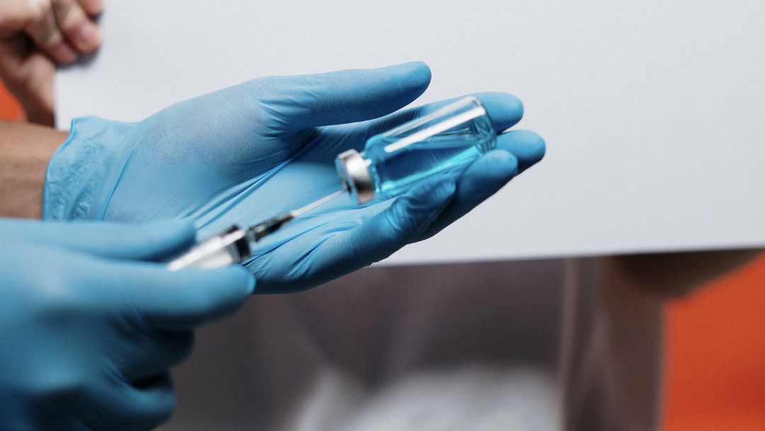 OneOahu's tweet image. Getting a #COVID19 #vaccine can help protect you by creating an #antibody response in your body without you having to become infected. oneoahu.org/vaccine

Even after getting #vaccinated, continue to wear a #mask, stay 6 feet from others, avoid crowds &amp;amp; wash your hands. 😷👏🏼