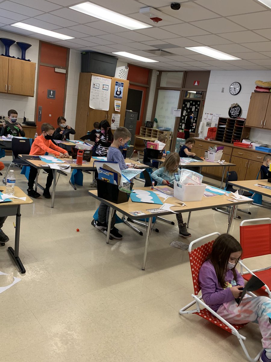 Today our Scholastic News gave us tips on how to build the best snowman. Then we made our own shape snowmen! ⛄️❄️