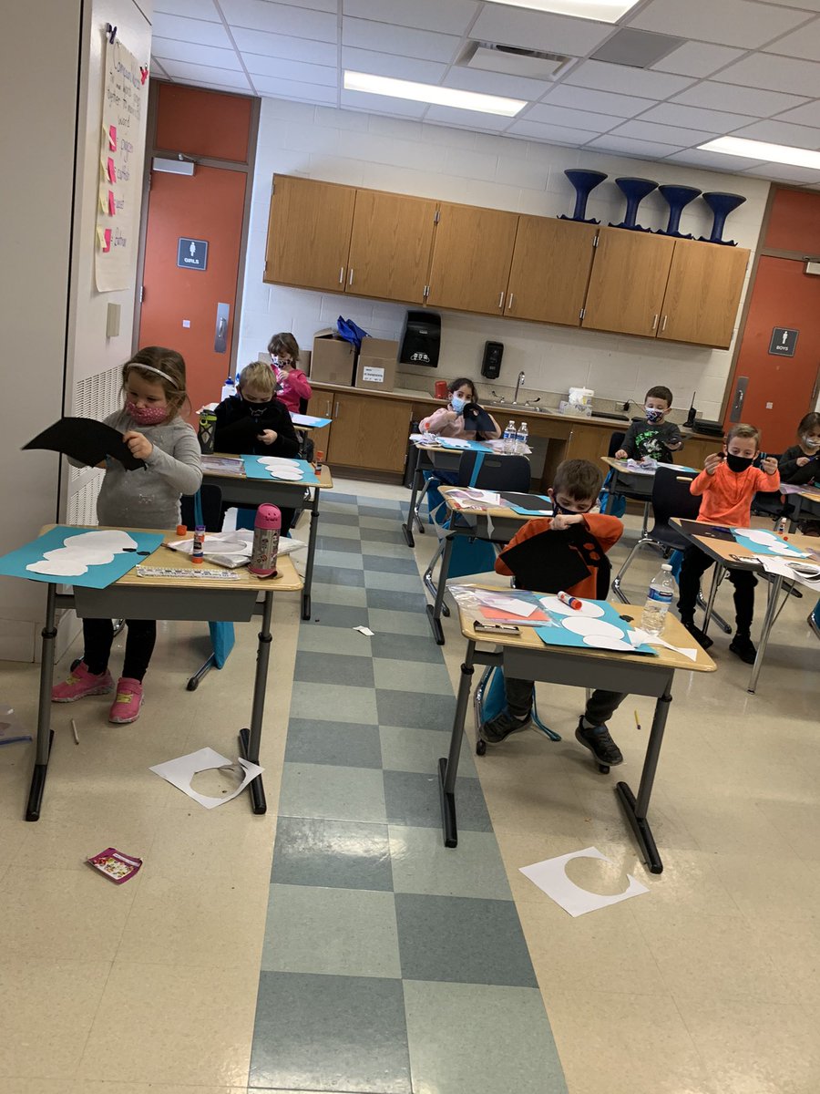 kedwardsedu's tweet photo. Today our Scholastic News gave us tips on how to build the best snowman. Then we made our own shape snowmen! ⛄️❄️ https://t.co/ziJ9P3izop