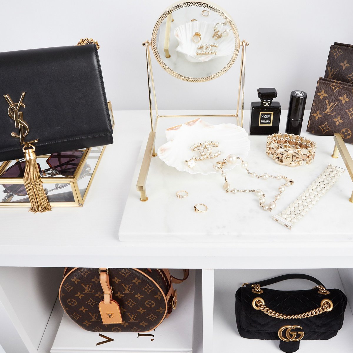 yoogiscloset's tweet photo. Happy #monogrammonday!
Start your week right with luxe accessories! https://t.co/ubMLzCJ5aY