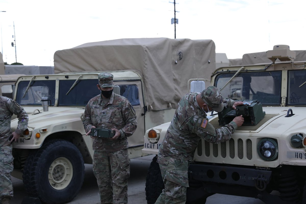 1stCavalryDiv's tweet photo. #MaintenanceMonday
#Wagonmaster Leaders trained junior Troopers on the installation and operation of communication equipment.
"We went over a radio layout, how to install the radio, and how to properly shut them down. It's just the basic skills." -Spc. Feady Kakish #FirstTeam https://t.co/4ikKcx3PNg