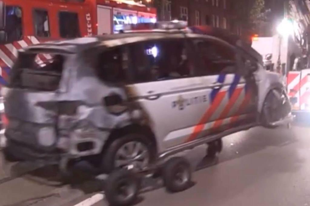 Politiebond's tweet photo. Apps lopen vol met beelden vanuit verschillende plaatsen. Rellen op straat, collega’s worden aangevallen met o.a. zwaar vuurwerk. Achter elk uniform zit een mens met familie, vrienden en geliefden. Ze beschermen jou en mij, maar daarna moeten ze weer naar huis kunnen.👮🏽‍♀️👮🏻 https://t.co/9uHa9nDzy7