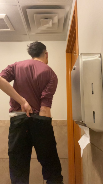 MerrickMaster's tweet photo. How nerds tend to leave after they've encountered a wedgie god in the bathroom. #digemout https://t.co/UUWoWvFcvy