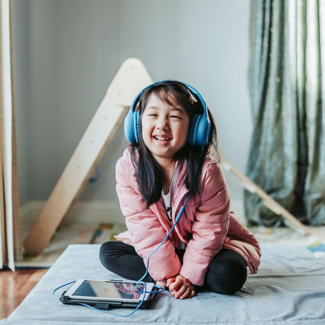 Create lasting smiles away from screen-time that will power your family through this week and beyond!💕<a href="/MomentsLivIsla/">moments with liv and isla</a> shares this adorable face thanks to the  world of kid-curated audio entertainment with <a href="/PinnaAudio/">Pinna</a>! 🎧 Claim your FREE trial at pinna.fm! #Client