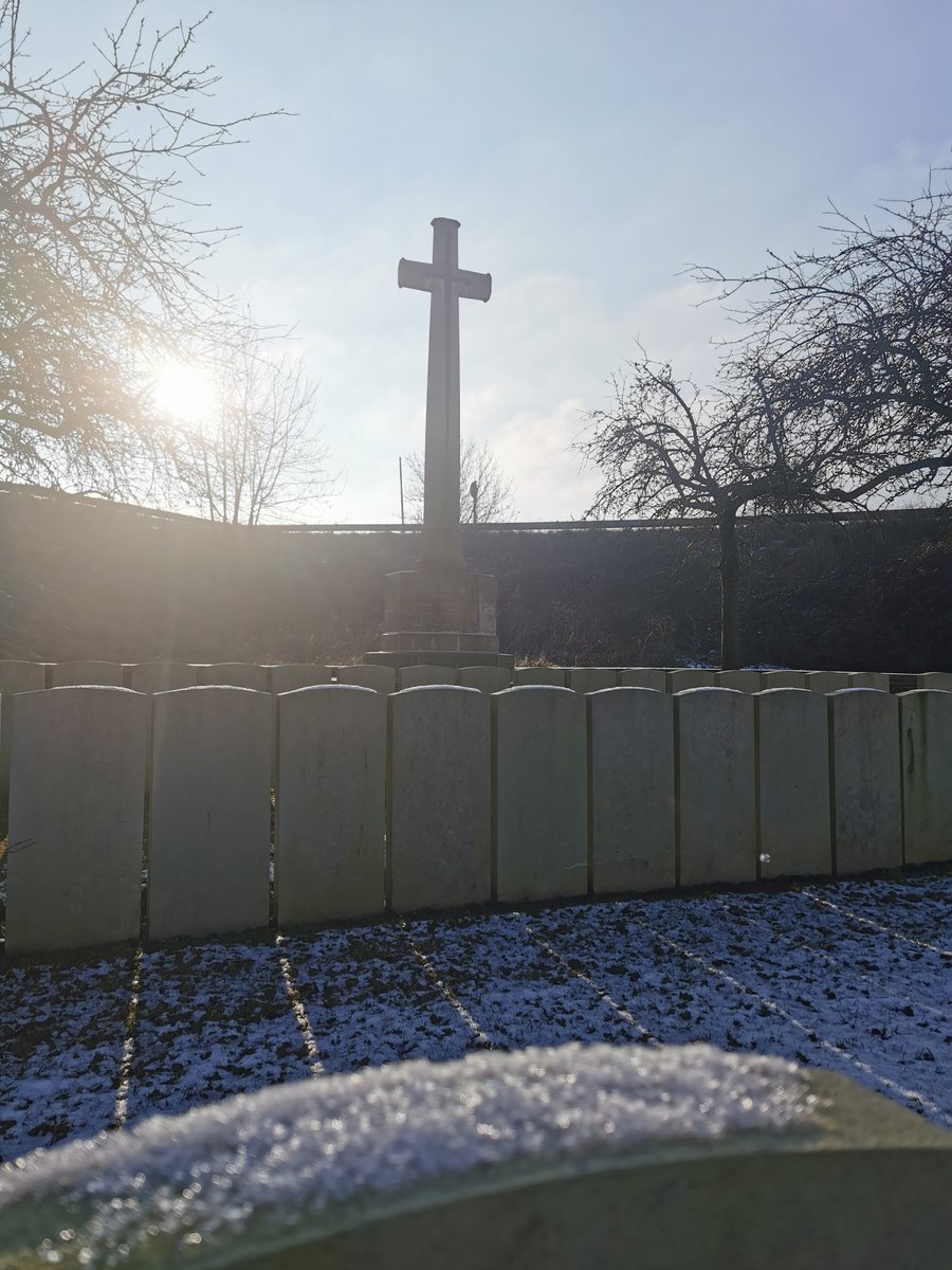 SamuelRebeille2's tweet photo. L'hiver est là #FlesquieresHill  #LowrieCemetery  #BourlonWood  @CwgcFrance https://t.co/ai7Kqy0XQ2