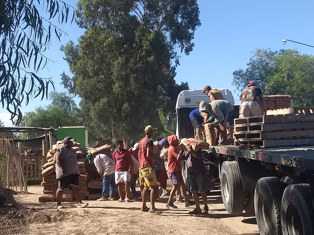 DesHumanoSJ's tweet photo. RIVADAVIA: Desarrollo Humano asistió a más de 800 familias en los asentamientos de La Paz, Pellegrini, Defensa, Evita, RIM22 y Sagrado Corazón.

Las familias recibieron materiales de construcción, alimentos, medicamentos, agua y todo el trabajo de terreno del Voluntariado Social. https://t.co/58sa3c1JYk