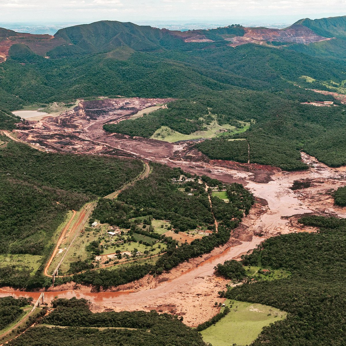 2 years ago, an iron ore dam operated by Brazilian mining giant Vale burst near Brumadinho, killing 272 people & contaminating the river Paraopeba on which many depended on for water and for their livelihood. What is Europe’s responsibility in this? A  #Brumadinho2anos thread