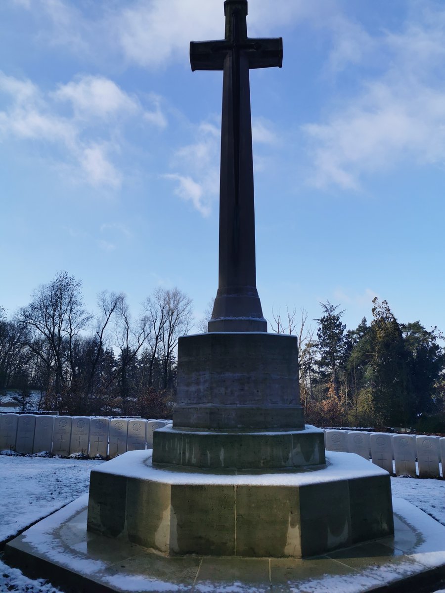 SamuelRebeille2's tweet photo. L'hiver est là #FlesquieresHill  #LowrieCemetery  #BourlonWood  @CwgcFrance https://t.co/ai7Kqy0XQ2
