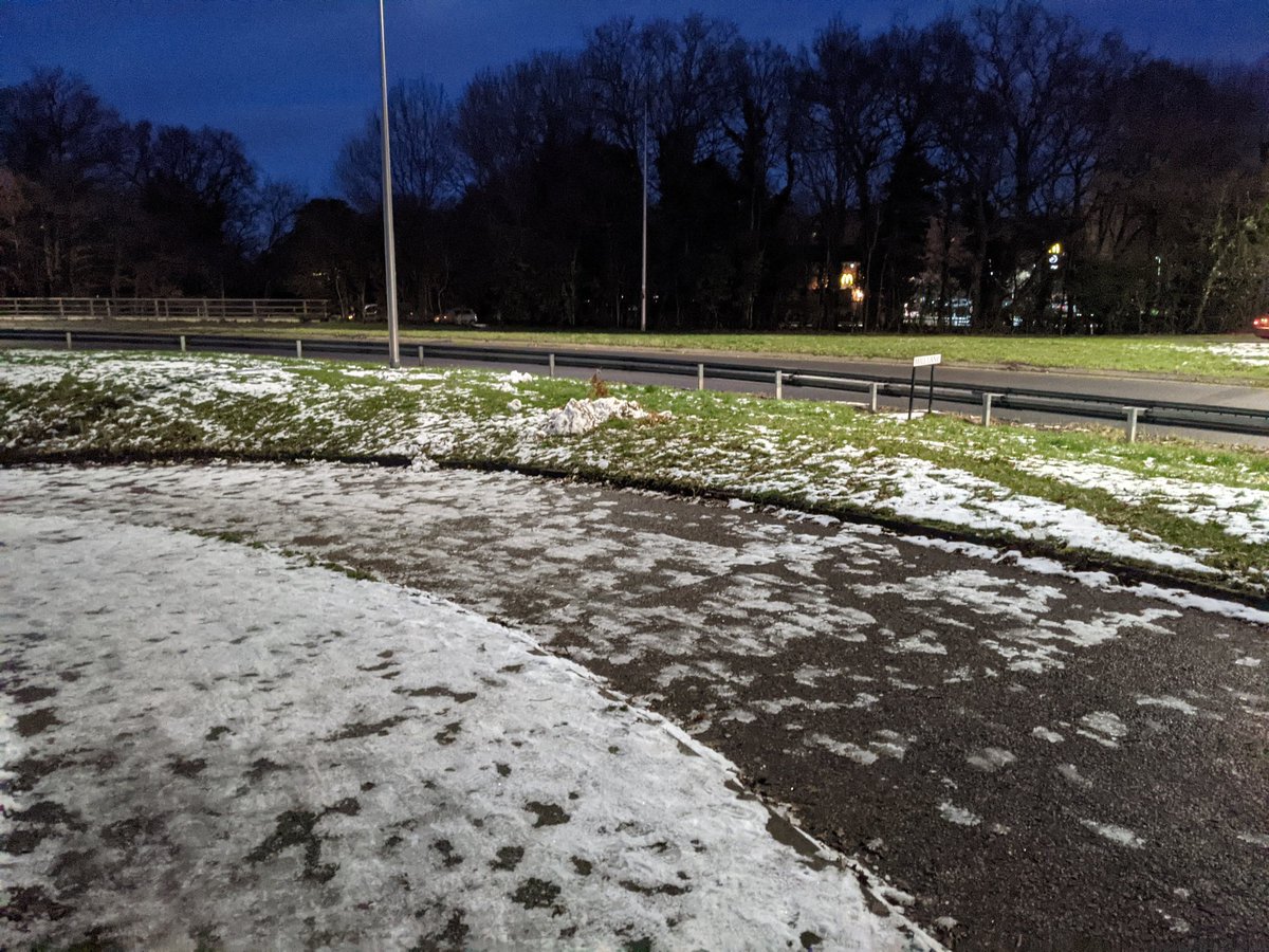 BikeSkateBox's tweet photo. Would be good to see more equally between how different kisses of transport treated. Unlit, ungritted walking & cycling paths next to brightly lit & gritted roads does not enable active travel. #shareduse #activetravel https://t.co/nORb1nXMoY