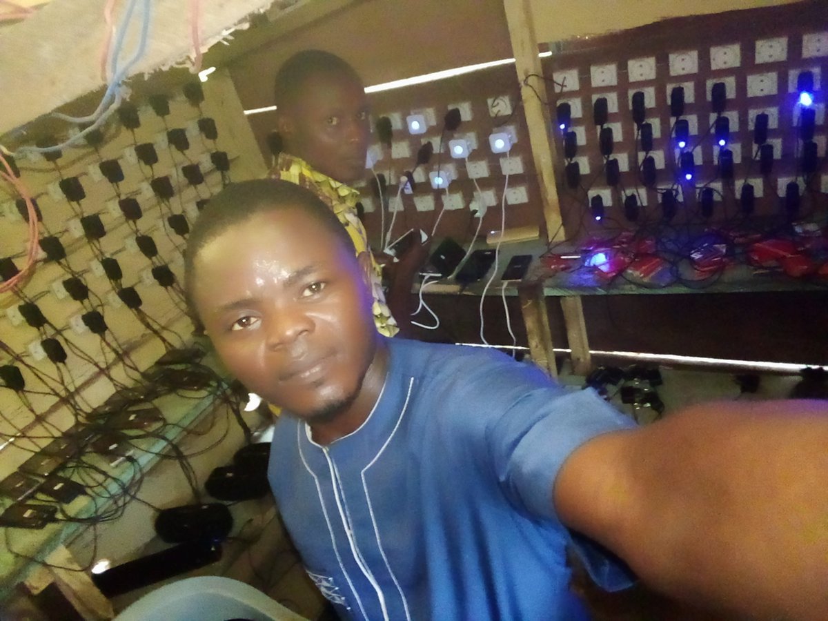JMbanguna's tweet photo. #Yeetc toujours en combat contre l'analphabétisme Anglais et l'extinction des appareils électroniques.💪💪🔥🔥 https://t.co/L7nY125kOa