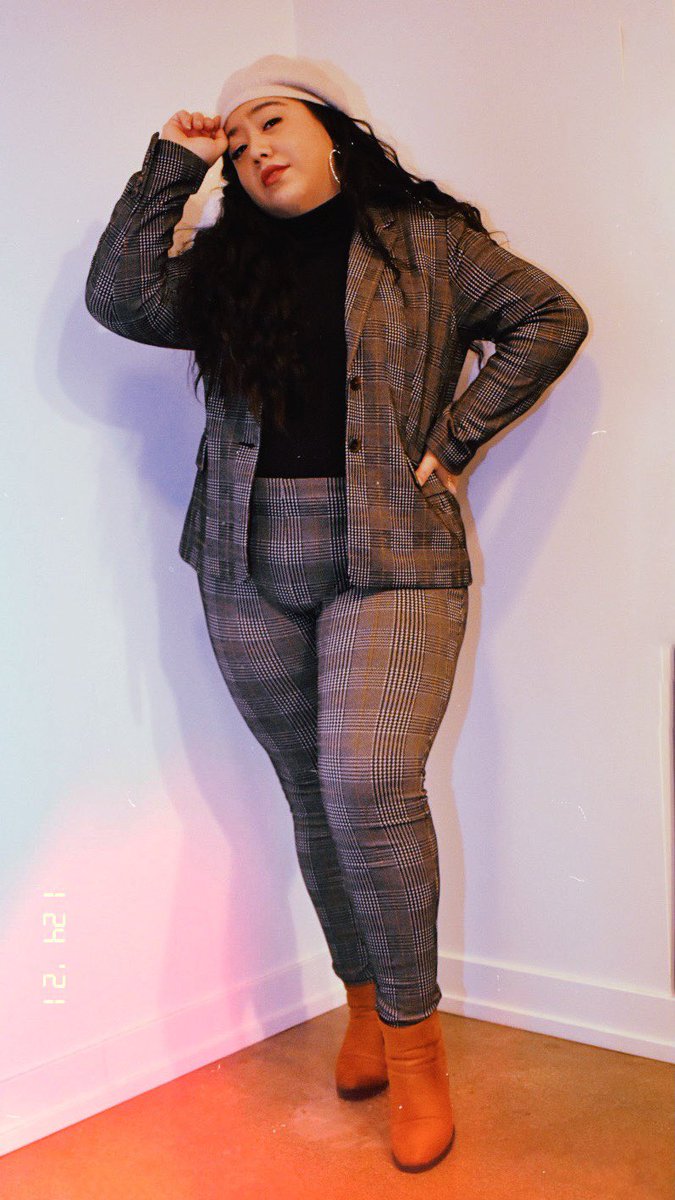 GoSandy7's tweet image. Beauty is someone who is not afraid to be herself! 💕💝
.
.
Two-Piece pant set: @TommyHilfiger 
Black Turtleneck: @Gap 
Brown Booties: @hm 
Bonjour Beret Hat: @FearlessKouture