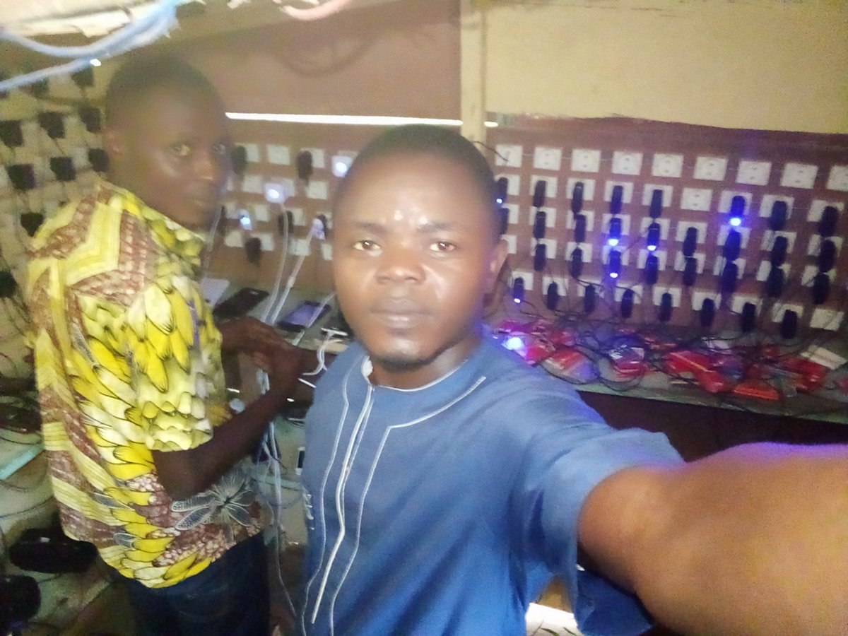 JMbanguna's tweet photo. #Yeetc toujours en combat contre l'analphabétisme Anglais et l'extinction des appareils électroniques.💪💪🔥🔥 https://t.co/L7nY125kOa