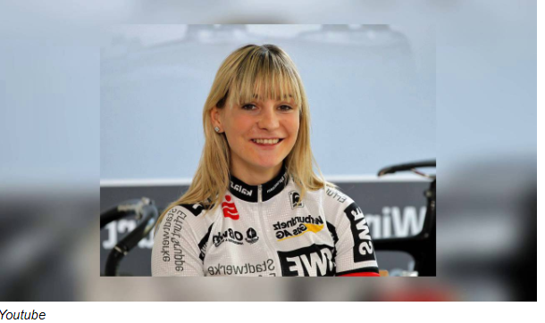 À 10 ans, Kristina doit choisir un sport. Elle aime danser et faire du vélo. Elle s’en remet au hasard, lance une pièce, laquelle tombe du côté vélo. En catégorie junior, elle devient deux fois championne d'Europe et six fois championne du monde.