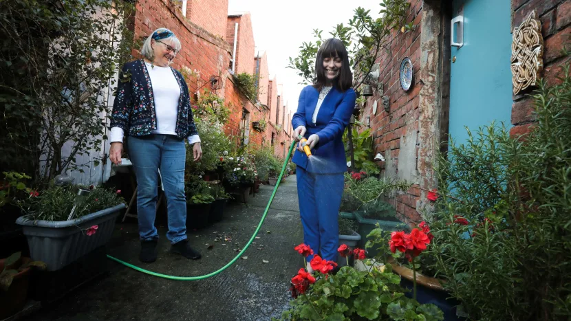 Infrastructure Minister Nichola Mallon has announced plans to provide funding to support the ‘greening’ of alleyways across Northern Ireland. <a href="/deptinfra/">Department for Infrastructure</a> <a href="/NicholaMallon/">Nichola Mallon</a> <a href="/Translink_NI/">Translink</a> @RHSBloom #ulsterinbloom <a href="/belfastcc/">Belfast City Council</a> <a href="/dcsdcouncil/">Derry Strabane Cncl</a> 
itv.com/news/utv/2021-…