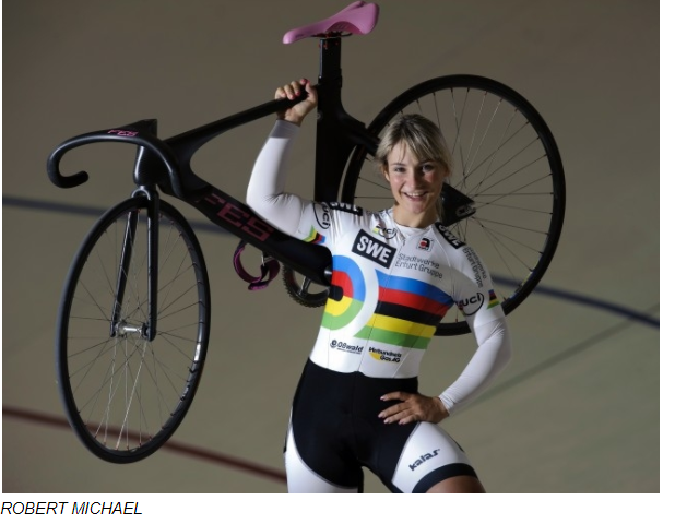 Alors qu’elle ne peut pas encore reparler, elle prend un stylo et écrit sur un morceau de papier. Elle demande : " mon vélo est-il cassé ? J’en veux un nouveau si c’est le cas. Je veux juste retourner faire du vélo". Elle revient à la compétition en février 2010