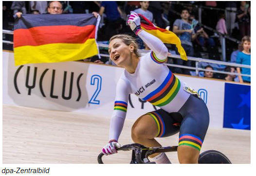 A partir de ce moment, elle va engranger au point de devenir la référence mondiale de la discipline : 11 titres de championne du monde, double médaillée d’or au JO (en 2016, elle remporte l’épreuve malgré la disparition de sa selle, qui s’est cassée pendant la course).