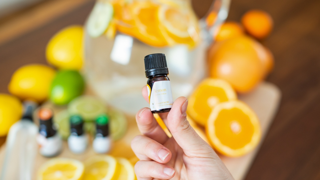 Zesty, fresh, and inspiring, lemon essential oil’s aroma smells just like the fresh fruit! ⁠

Click here to learn more: l8r.it/GHJM

#aromatherapy #essentialoil #wellness #natural