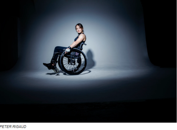 Et toi, tu réponds: «Non, je ne veux pas, je ne veux pas! j'ai envie de vivre, j'ai envie de rire.” Elle se réveille, et réalise qu’elle ne peut plus bouger les jambes. Elle est désormais paralysée des pieds jusqu’à la poitrine.