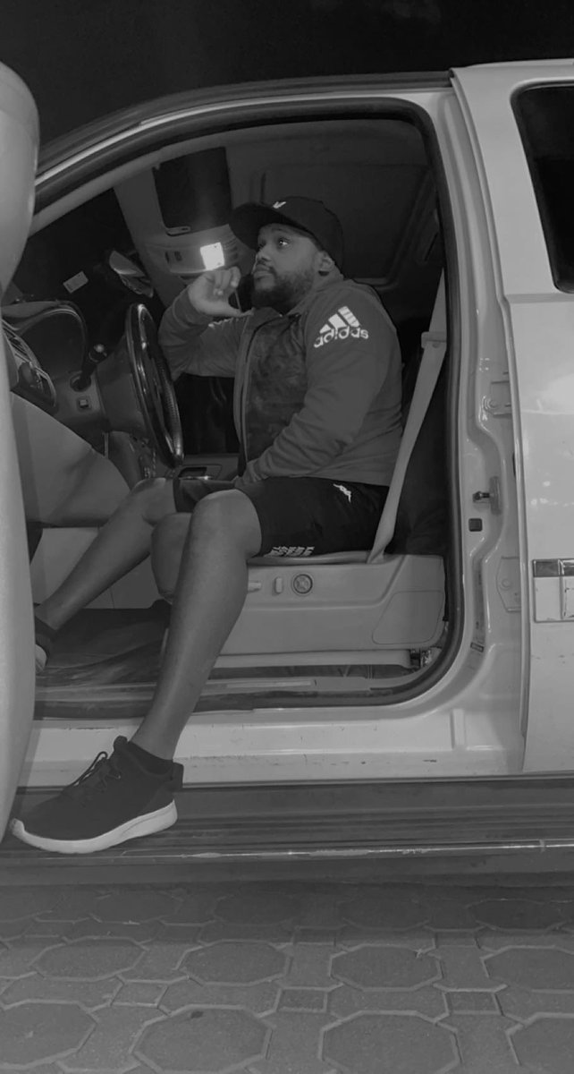 "لا تختار اجمل شخص في العالم" اختار الشخص الذي يجعل من عالمك الاجمل 🖤."