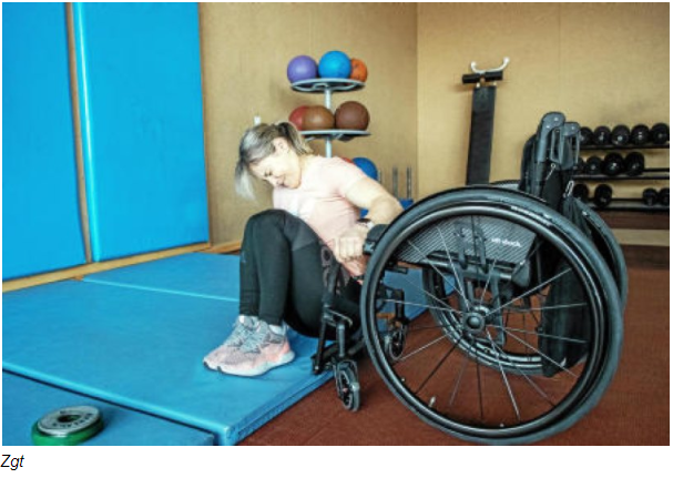 “Je suis presque reconnaissante de l'accident. Personne ne me croit jamais quand je le dis, mais je me sens tellement bien, maintenant. C'est si bien de ne rien avoir à faire. C'est agréable de s'allonger sur le canapé avec mon copain, de ne pas aller à la salle de musculation.”