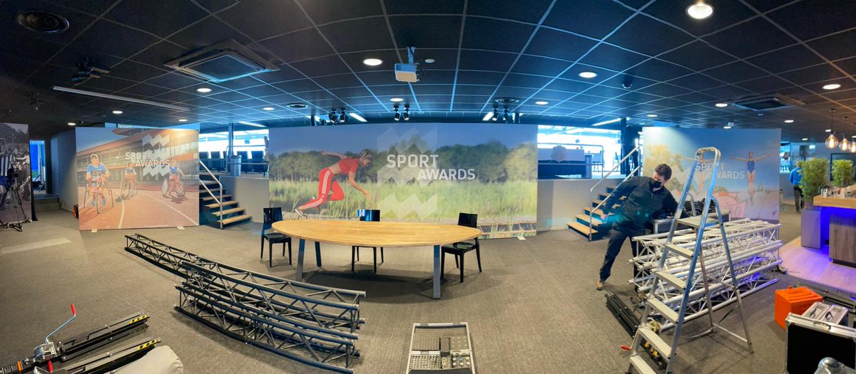 Zit jij al klaar voor de Eindhoven SportAwards, sportcafé editie? Hier waren we nog bezig met de opbouw maar straks om 20.00 uur begint de uitzending op <a href="/Studio040/">Studio040</a>. Ook kun je kijken via: youtube.com/watch?v=2V7uRu…  Veel plezier!

#Eindhoven #SportAwards