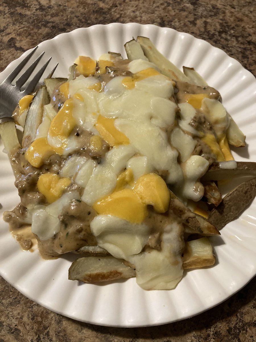 NormaEliseS's tweet image. Made poutine for the first time &amp;amp; boy it tastes so good, this is definitely all wrong for me #FatKidProblems