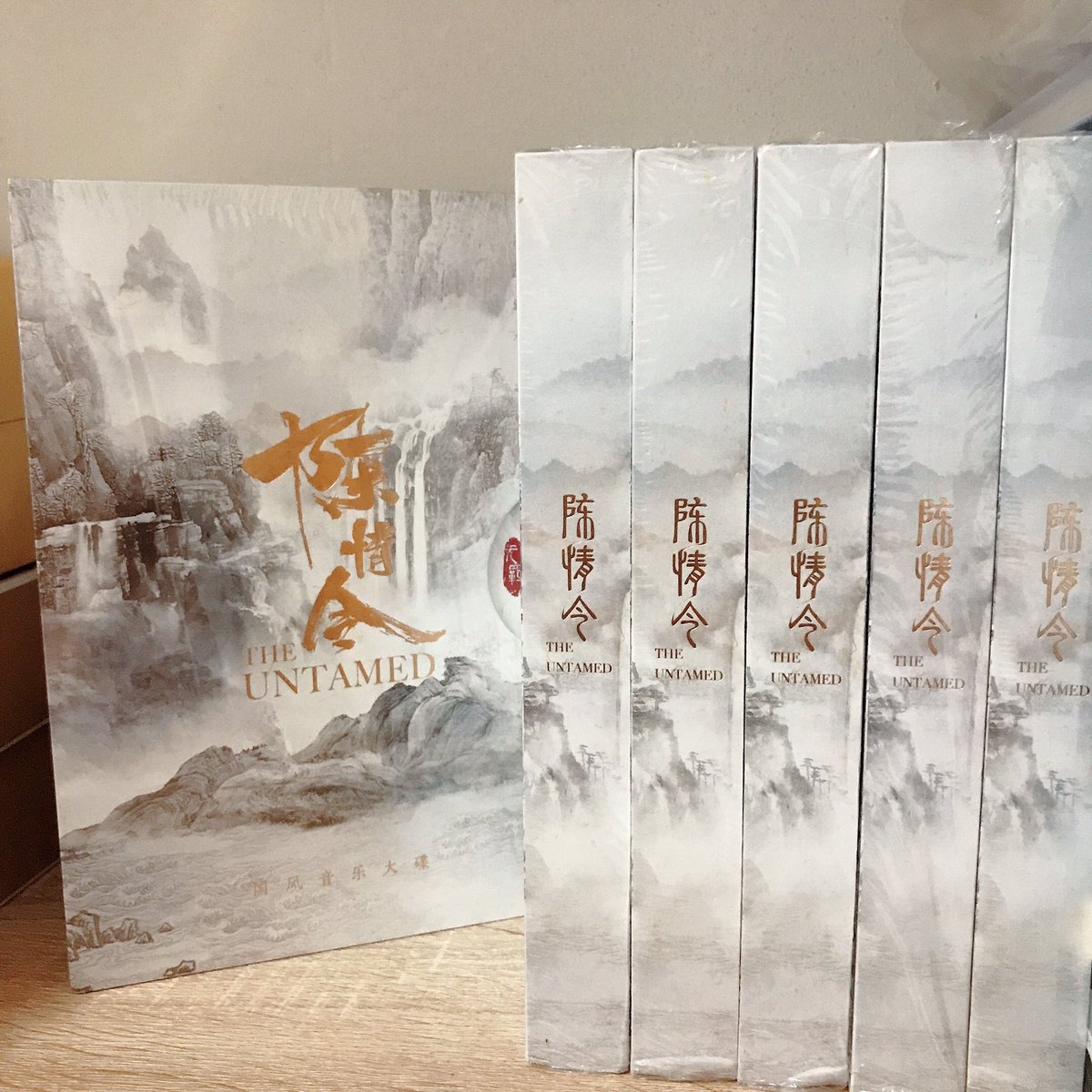 OrderJeen's tweet photo. 📌 พร้อมส่ง #InstockJeen 📌
อัลบั้มปรมาจารย์ THE UNTAMED Album (อัลบั้มแกะแล้ว มีCD/โฟโต้บุ๊ค ไม่มีการ์ด)
⚠️มีตำหนิรอยมุมบั้ม(กรอบนอก)⚠️

✅ราคา: 350 บาท
📮ค่าส่ง: 40/60
💌 สั่งซื้อทางDM

#ตลาดนัดปรมจ #ตลาดนัดปรมาจารย์ 
#ตลาดนัดปรมาจารย์ลัทธิมาร https://t.co/733fDa200o