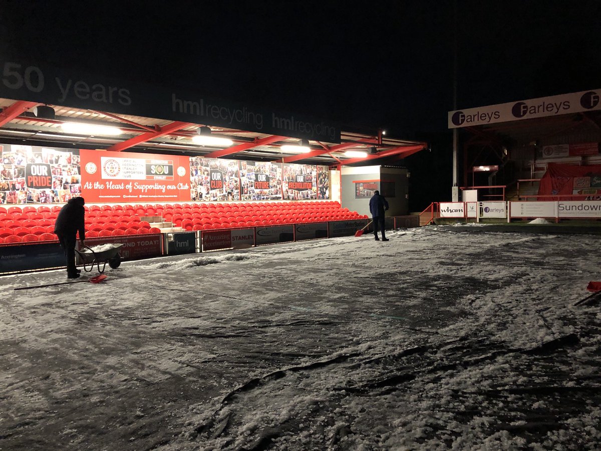 dpb1961's tweet photo. The red shovel crew have cleared the majority of the ice off the covers - we just need positive temps between now and kick off tomorrow please... #nosnowplease https://t.co/rVOo2XZjxF