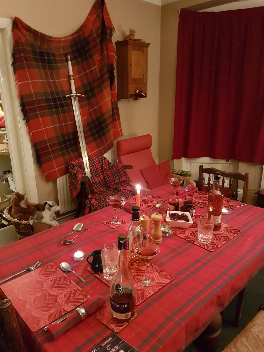 Lukelearmissile's tweet photo. Sláinte! #NoGuests #BurnsNight #CelebratingAnyway https://t.co/hDk1vlM8Gx