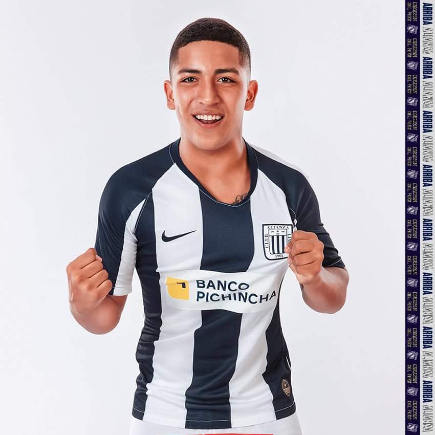 Carlos Montoya: Defensor central de Alianza Lima, categoría 2002. Le tocó estar en el momento más complicado en la historia de Alianza Lima y rindió de una buena manera. Su fuerte es el timing y pase filtrado.