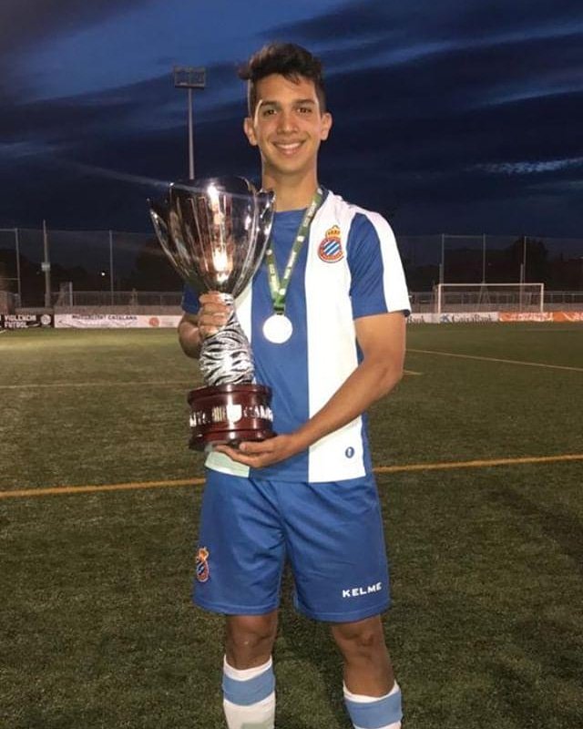 Alessandro Burlamaqui: Volante del Español, categoría 2002. Dinámico, intenso con y sin pelota. Si llega a consolidarse en España y llega a trasladar a la selección seguramente será de un gran aporte en un futuro.