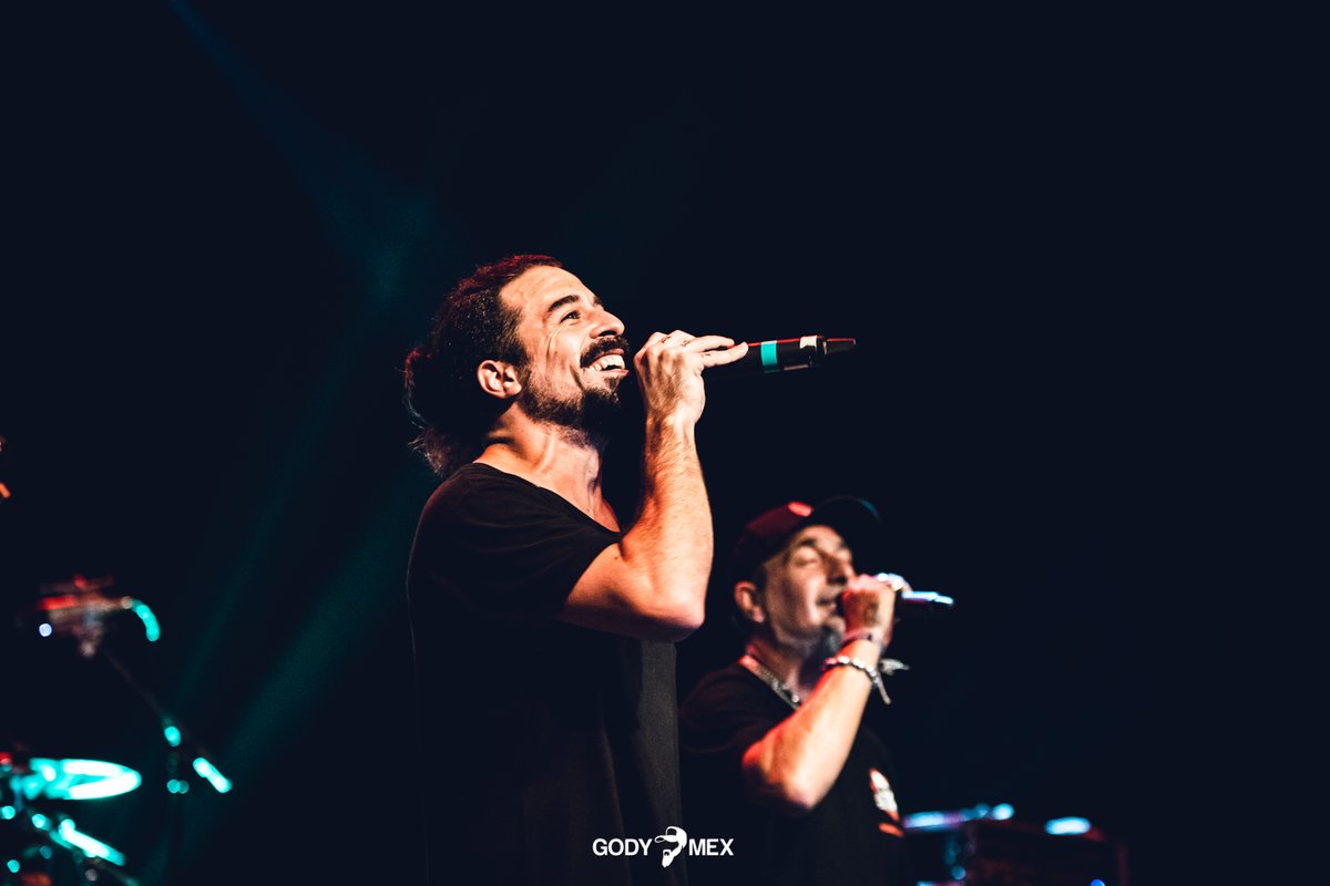 @quiqueconstant de @rivaleslp invitado de @kapangaok en <a href="/operalaplata/">El Opera</a> .
.
.
#rivales #kapanga #kpg #tolp #gonnago #rock #godymex #buenosaires #livemusiccollective #fotorock #sonyphotography #megafotook #audioloveofficial #music #musicphotography