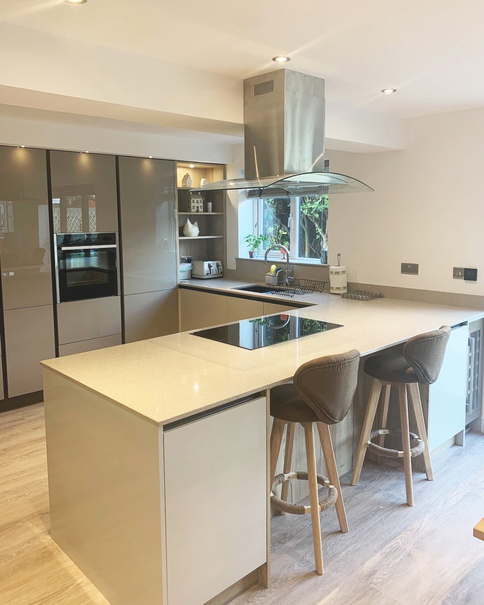 Add warmth to a modern handleless kitchen design by mixing our warm gloss colour Stone Grey and Highland Stone with the textured wood effect finish of Mayfield Oak