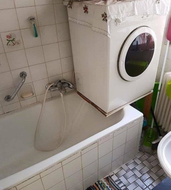 OnkelBarlow's tweet photo. Makler: "Selbstverständlich ist im Bad genügend Platz für eine Waschmaschine." https://t.co/GWRigr5nZB