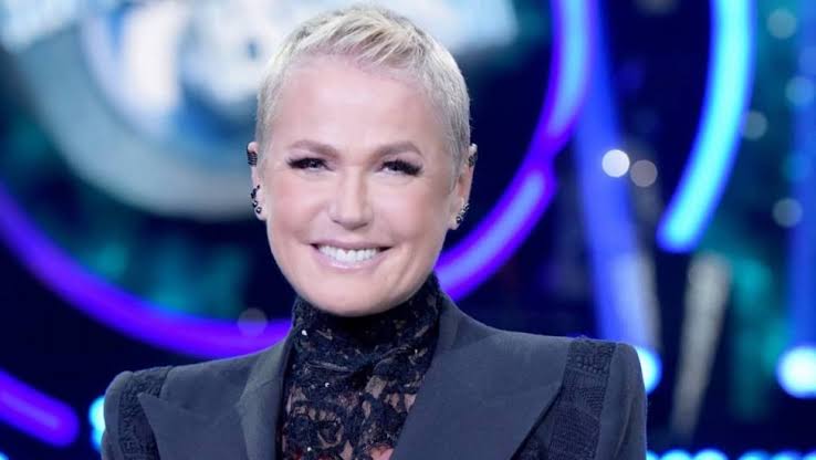 PaulaMoretii's tweet photo. Alessandro Lobianco (que cravou a saída de Faustão desde o ano passado) afirma que a Globo cogita Tiago Abravanel para o domingão no lugar do Faustão.
E quer Xuxa e Márcio Garcia aos sábados no lugar de Luciano Huck .
Gostaram? Eu não. #ATardeÉSua https://t.co/DlajMV8So8