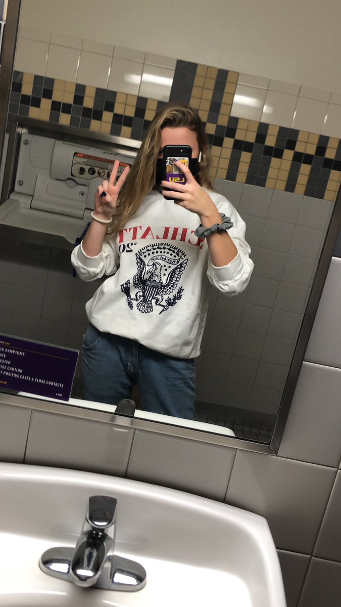 explainingtech4's tweet image. gucci to my mf socks #schlatt