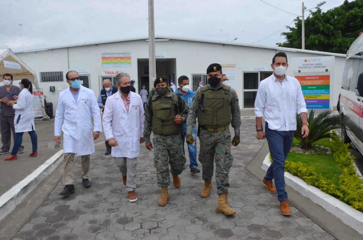 GoberManabi's tweet photo. #ManabíSeVacuna | El Gobernador de Manabí participó junto al Ministro @Salud_Ec @DrJuanCZevallos de la primera etapa de vacunación #Manta. El beneficiario fue el Dr. Andrés Ortiz, médico general de emergencia que estuvo en la primera línea durante la pandemia. @ https://t.co/7pFWmnnp29