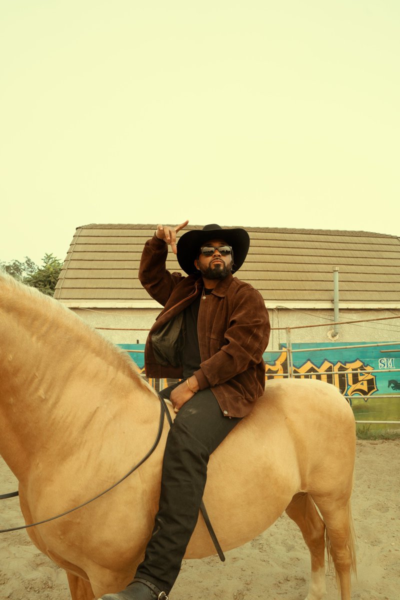 #BOSSIPSounds: Compton Cowboy Randy Savvy's Acoustic Version Of "COLORBLIND" Is A Must Watch Music Video For Buckin' Broncos And Gang Bangers [Video]

(Image via <a href="/obidinzeribe/">Obidigbo 🦅</a>)

bossip.com/1993326/bossip…
