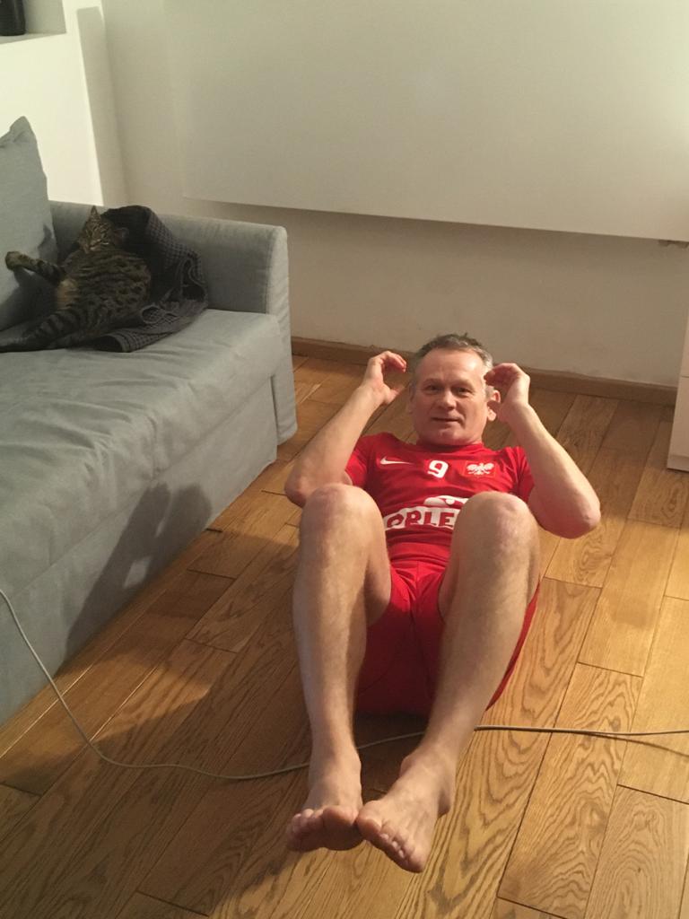 CezOlbrycht's tweet photo. Zrobił podwójnego IRONMANA w domu! Teraz Kuba Rosiński poprowadził trening #reprezentacjadziennikarzy i chyba zaszczepił w nas bakcyla💪
Zobaczymy, czy nam do jutra nie przejdzie...😜#orlen @bdawidek @MichalKocieba @SoldanMaciej @MikolajKruk https://t.co/ReXf7ioKk6