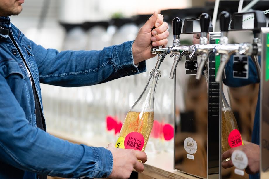 IndependentBham's tweet photo. The ace @WineFreedomUK have launched a wine subscription service where you get 4 freshly-bottled natural wines delivered to your door every month (free delivery within 10 miles + free collection/recycling service).

Order your House Wine at: https://t.co/qFxC8ByqCC

📷@bytombird https://t.co/z4zVCyrQDp