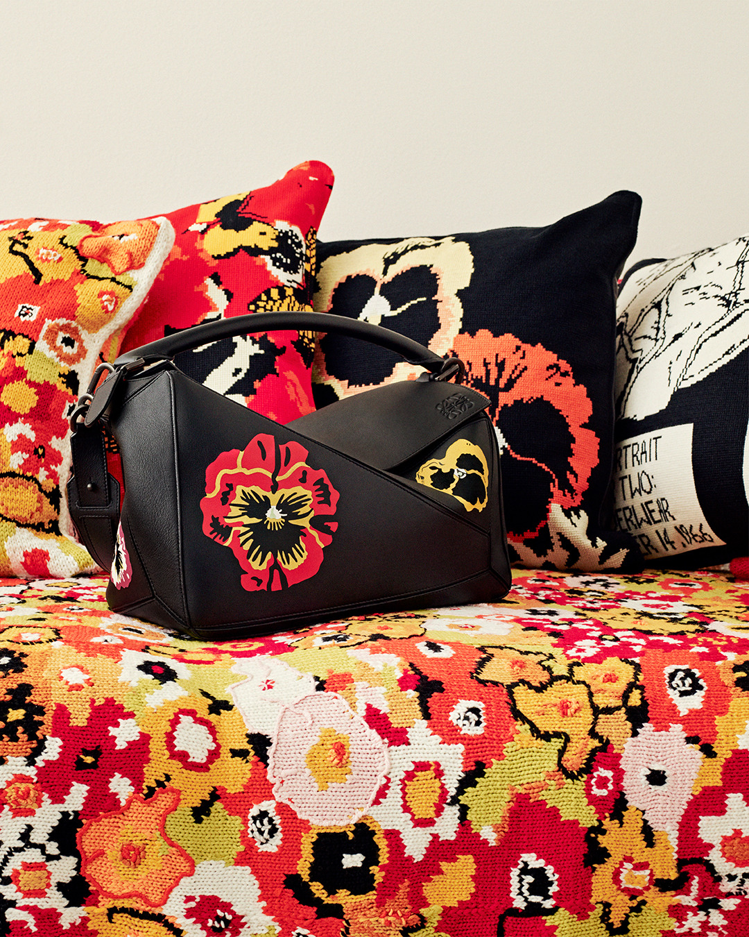 LOEWE on X LOEWE Fall Winter 2021 bags and homewares designed by Jonathan Anderson featuring Joe Brainard s artwork. See the full collection on https t yLNTeq7KvW LOEWE LOEWEFW21 LOEWEpuzzle https ...