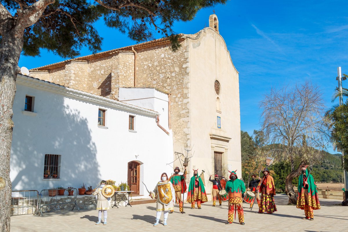 L’ACTE SACRAMENTAL

Aixequeu-vos amb orgull,
que la guerra no està perduda.
Mentre pecar sigui un antull,
nostra fe no serà vençuda. 

Siluetes calcinades de l’Avern.
Diables meus, sense rumb ni glòria.
Som la flama del foc etern.
Timbalers, toqueu victòria!

📸 <a href="/themiguelphoto/">The Miguel Photo</a>