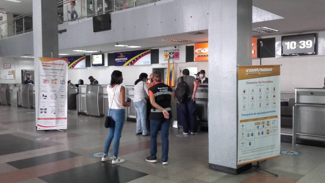 baer_ve's tweet photo. #ReporteBAER | #25Ene Usuarios del @aeroporlamar en Nueva Esparta, bajo las medidas sanitarias se despiden de la isla, tras haber disfrutado el encanto de la Perla del Caribe ¡Recuerden que el distanciamiento físico es importante! Cumple las normas
#CarvativirParaVivir https://t.co/xqGtpWD35O